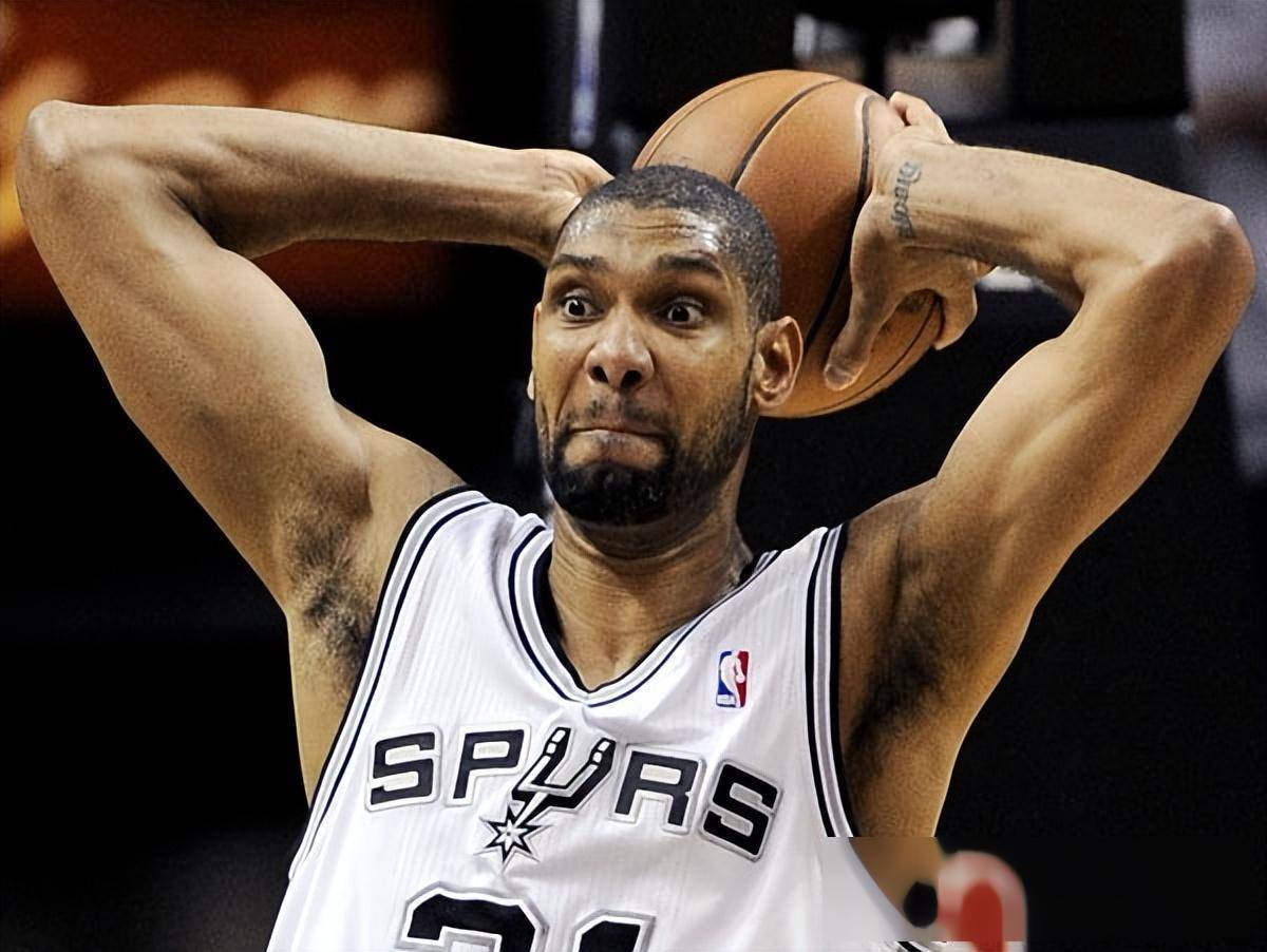 曼联客场不败创英超最长纪录，B费贡献2球1助攻，但防守漏洞明显，积分排名靠后。（曼联客场不败登顶英超纪录，B费2球1助抢眼，防守短板凸显、积分仍靠后）