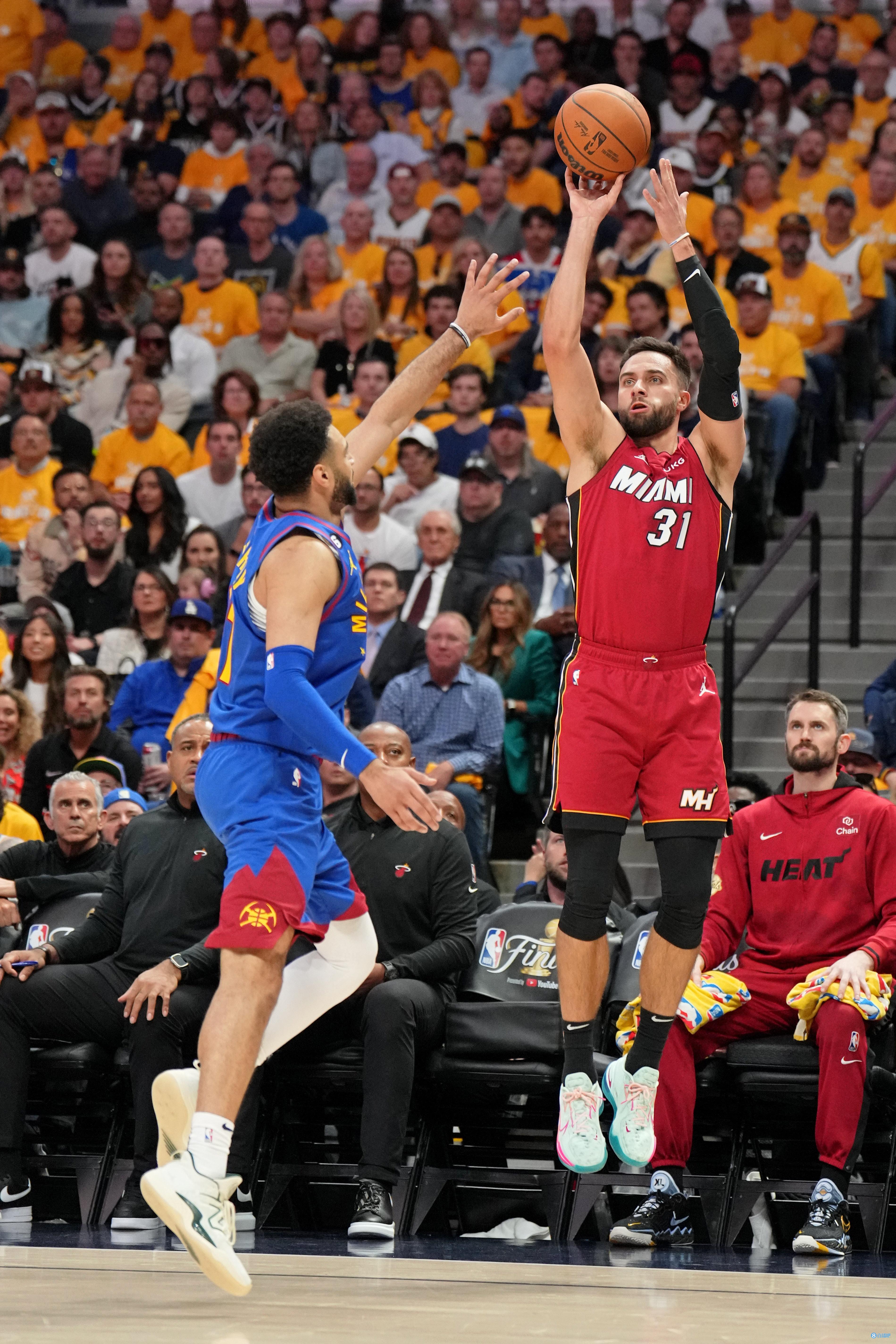 洛杉矶快船负于森林狼，经历逆转五连胜，森林狼展现顽强斗志，快船失误多，火力不足。（森林狼逆转击败快船，终结其五连胜，快船失误偏多火力不济）