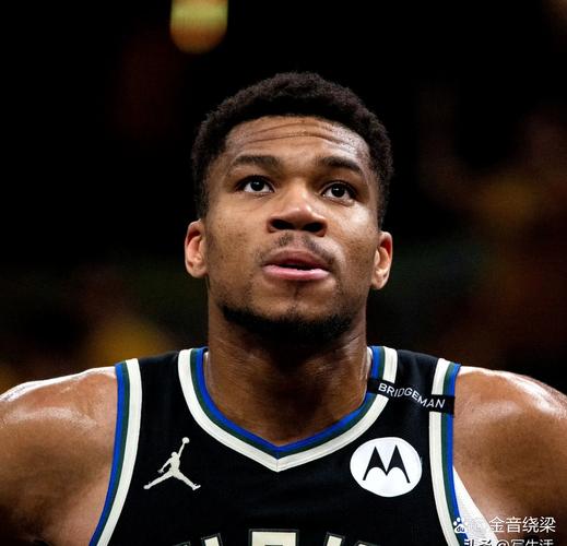 球迷说把自己的膝盖借给内马尔，内马尔调侃：那我得要俩（球迷称愿把膝盖借内马尔，内马尔打趣：那我得要两只）