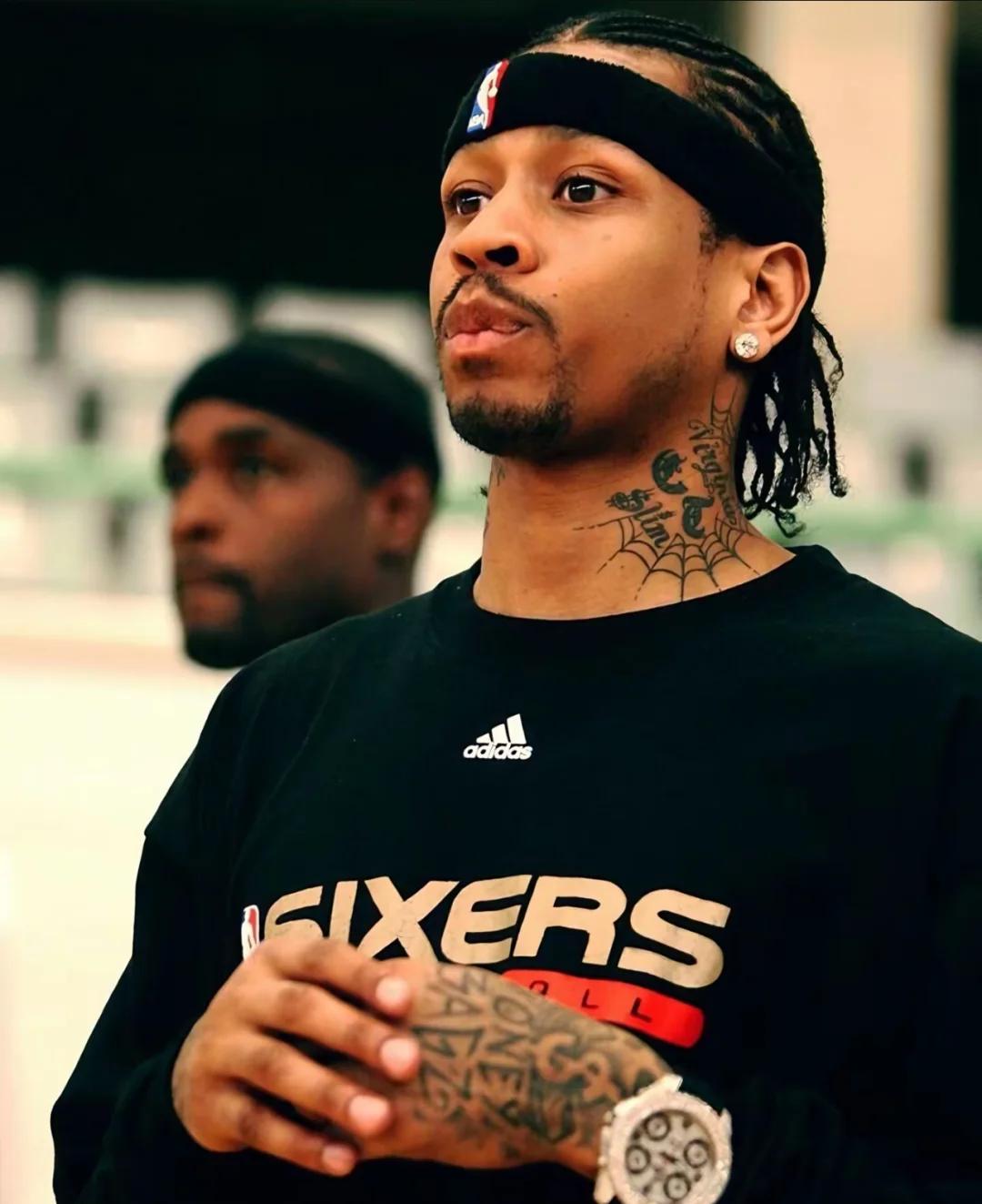 曼联主场1-1战平西汉姆联，近5轮仅1胜，阿莫林临场换人失误导致失利，球队前景堪忧。（曼联主场1-1被西汉姆逼平，近5轮仅胜一场，阿莫林换人失当引发质疑，前景堪忧）