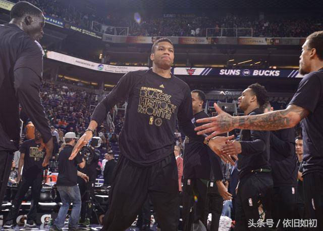 邓弗里斯：希望两到三周内复出，我们的球队就像一个大家庭（邓弗里斯：力争两三周内回归，球队就像一家人）