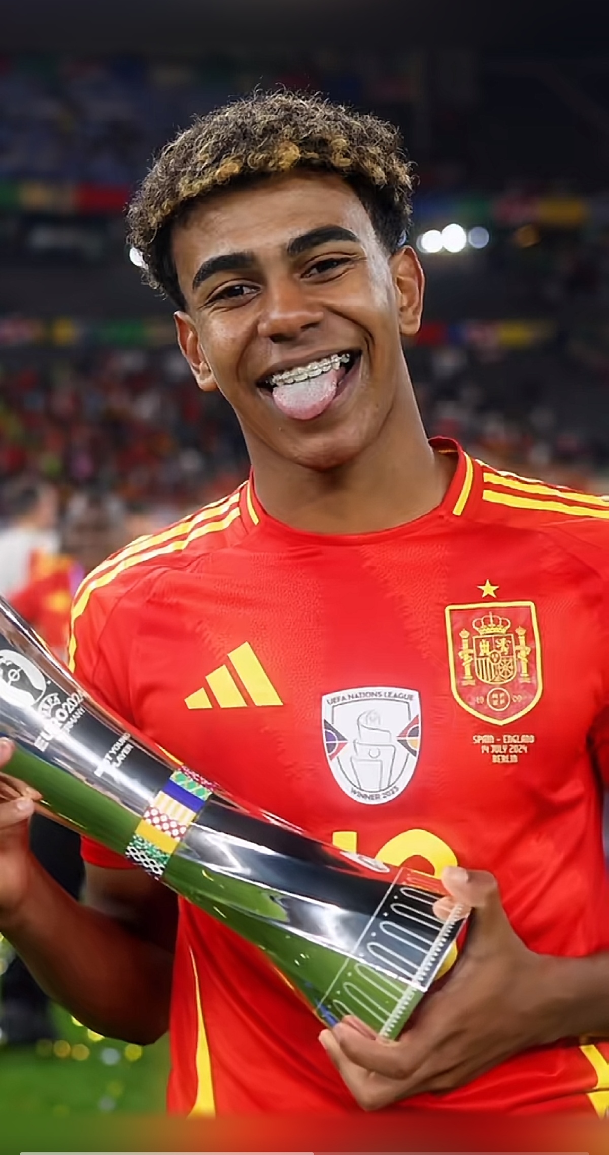 国脚连续射门被封堵仍不气馁（射门接连被挡，国脚斗志不减）