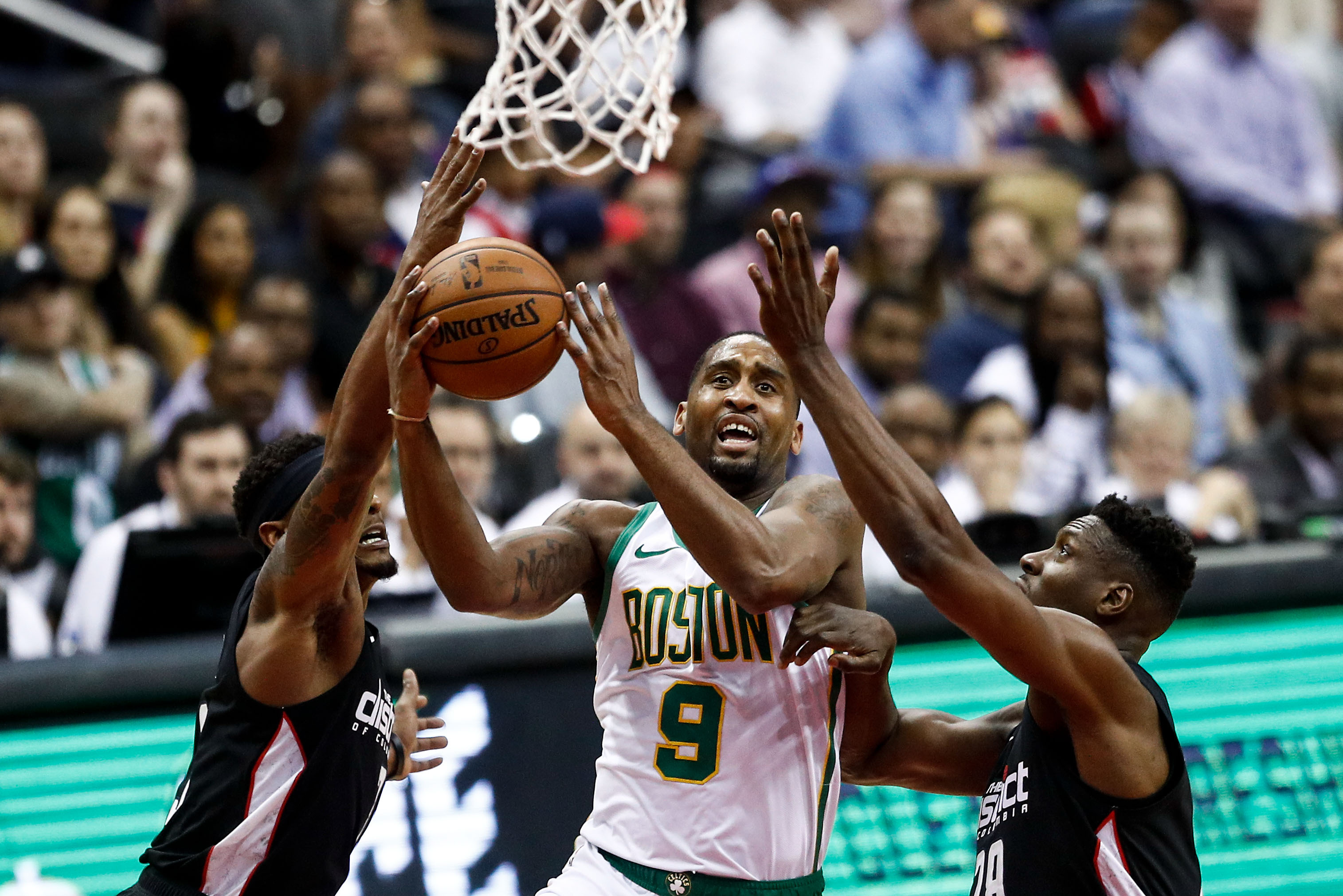 意甲半场：迈尼昂贡献神扑，AC米兰0-0拉齐奥（意甲半场战报：迈尼昂多次神扑救险，AC米兰0-0暂平拉齐奥）