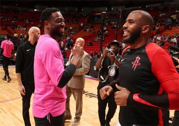 76人队记：庄神右膝扭伤，本场比赛不会回归（76人记者：庄神右膝扭伤，本场不再出战）