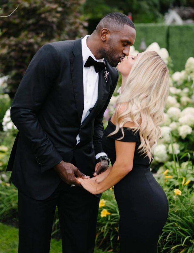 内马尔在桑托斯关键比赛中上演帽子戏法，助球队保级成功，展现坚韧与决心。（内马尔关键战戴帽护航桑托斯保级，尽显坚韧与决心）