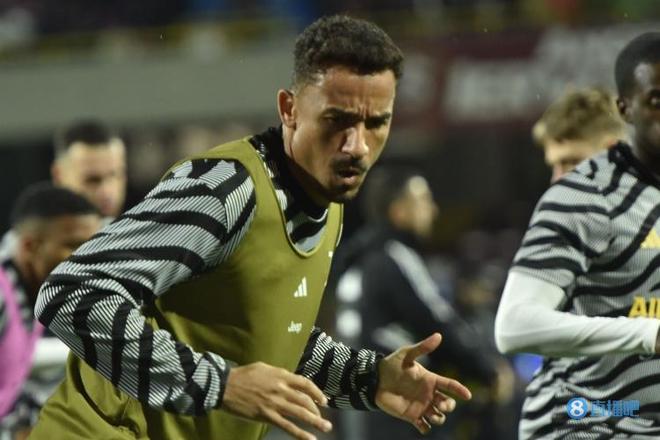 足坛热门转会消息引爆社媒（重磅足坛转会动态席卷社交媒体）