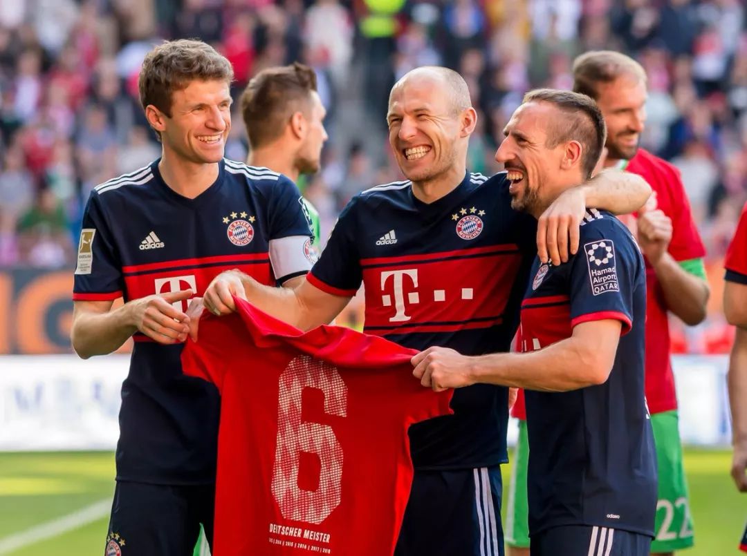 海港6日上午转道新加坡去新山，颜骏凌、徐新获颁纪念球衣（海港队6日上午经新加坡转赴新山，颜骏凌与徐新获赠纪念球衣）